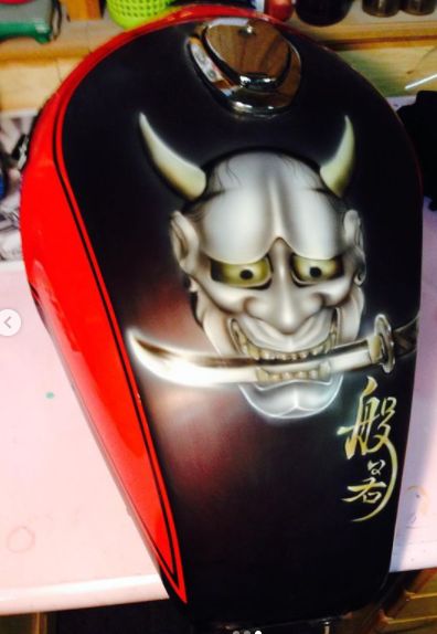 バイクのタンクに般若をエアブラシで描かせて頂きました!!