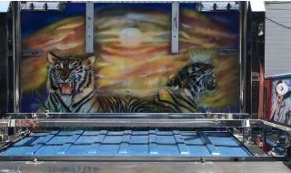 トラックの箱に虎の絵