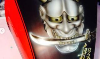 バイクのタンクに般若をエアブラシで