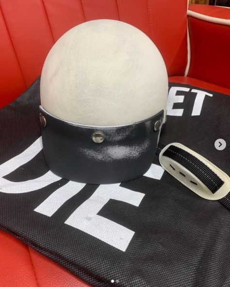 ヘルメットのエイジング塗装。自然な劣化具合を塗装で再現